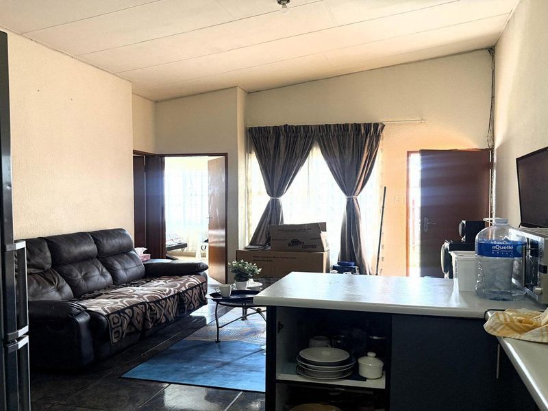 Townhouse For Sale in Ridgeway, Johannesburg - Photo 4