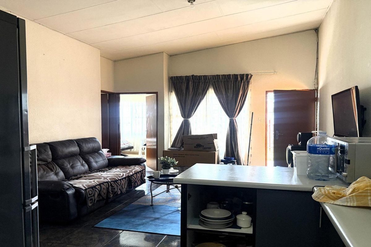 Townhouse For Sale in Ridgeway, Johannesburg - Photo 4