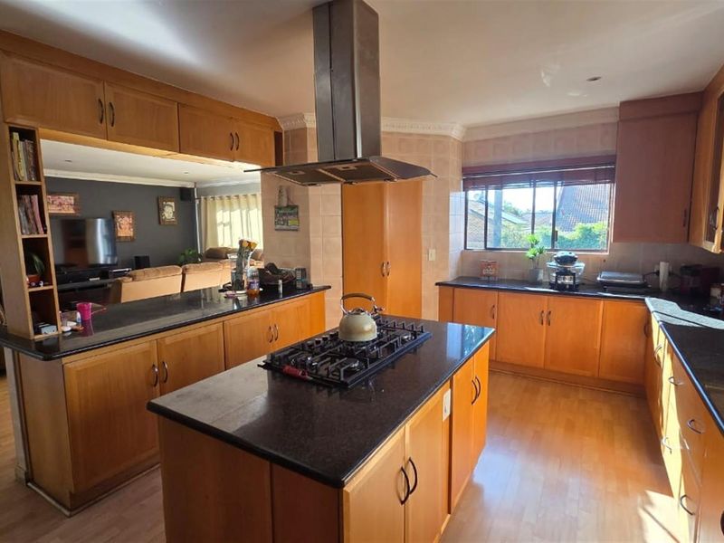 FOR SALE:  5-BEDROOM FAMILY HOME WITH 2 INCOME-GENERATING FLATS, SOLAR, AND BOREHOLE - Photo 7