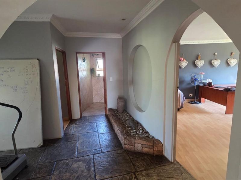 FOR SALE:  5-BEDROOM FAMILY HOME WITH 2 INCOME-GENERATING FLATS, SOLAR, AND BOREHOLE - Photo 10