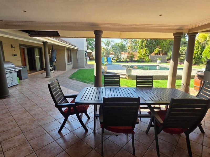 FOR SALE:  5-BEDROOM FAMILY HOME WITH 2 INCOME-GENERATING FLATS, SOLAR, AND BOREHOLE - Photo 9