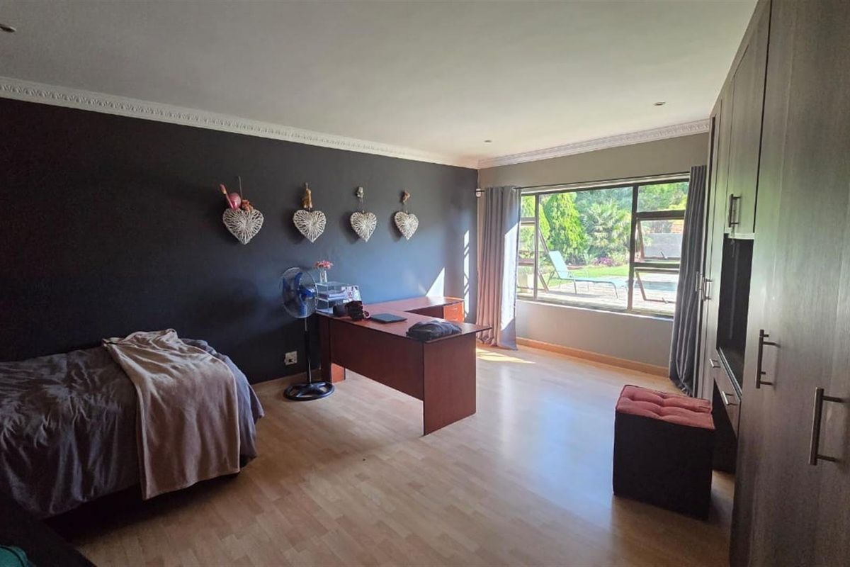 FOR SALE:  5-BEDROOM FAMILY HOME WITH 2 INCOME-GENERATING FLATS, SOLAR, AND BOREHOLE - Photo 3