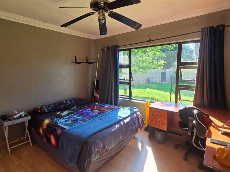 FOR SALE:  5-BEDROOM FAMILY HOME WITH 2 INCOME-GENERATING FLATS, SOLAR, AND BOREHOLE - Photo 4