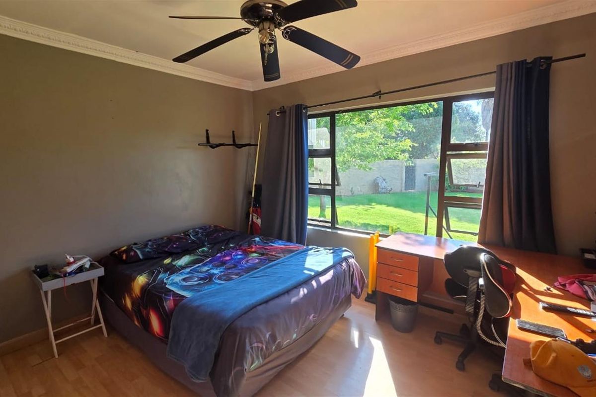 FOR SALE:  5-BEDROOM FAMILY HOME WITH 2 INCOME-GENERATING FLATS, SOLAR, AND BOREHOLE - Photo 4