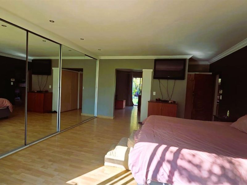 FOR SALE:  5-BEDROOM FAMILY HOME WITH 2 INCOME-GENERATING FLATS, SOLAR, AND BOREHOLE - Photo 2