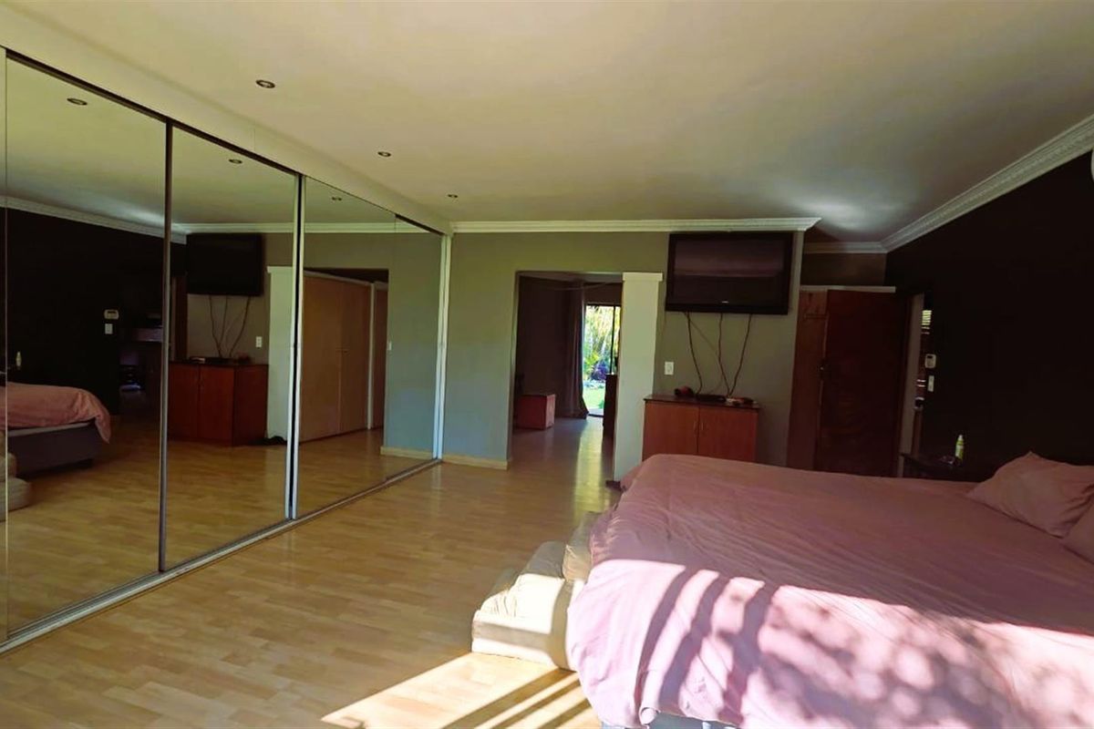 FOR SALE:  5-BEDROOM FAMILY HOME WITH 2 INCOME-GENERATING FLATS, SOLAR, AND BOREHOLE - Photo 2