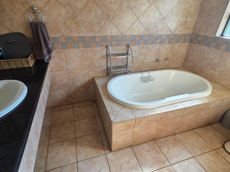 FOR SALE:  5-BEDROOM FAMILY HOME WITH 2 INCOME-GENERATING FLATS, SOLAR, AND BOREHOLE - Photo 5