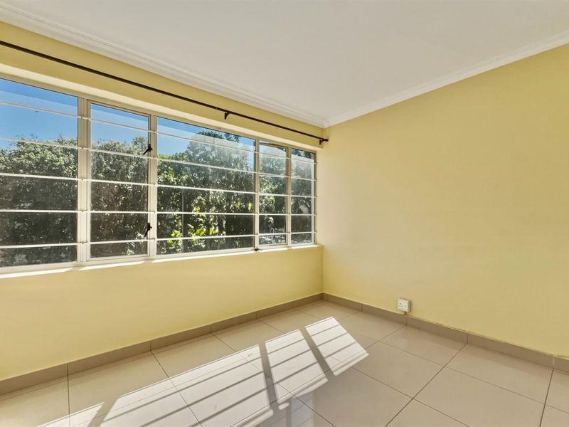 Spacious Top Floor 2 Bedroom Apartment in a Well-Managed Block - Photo 10