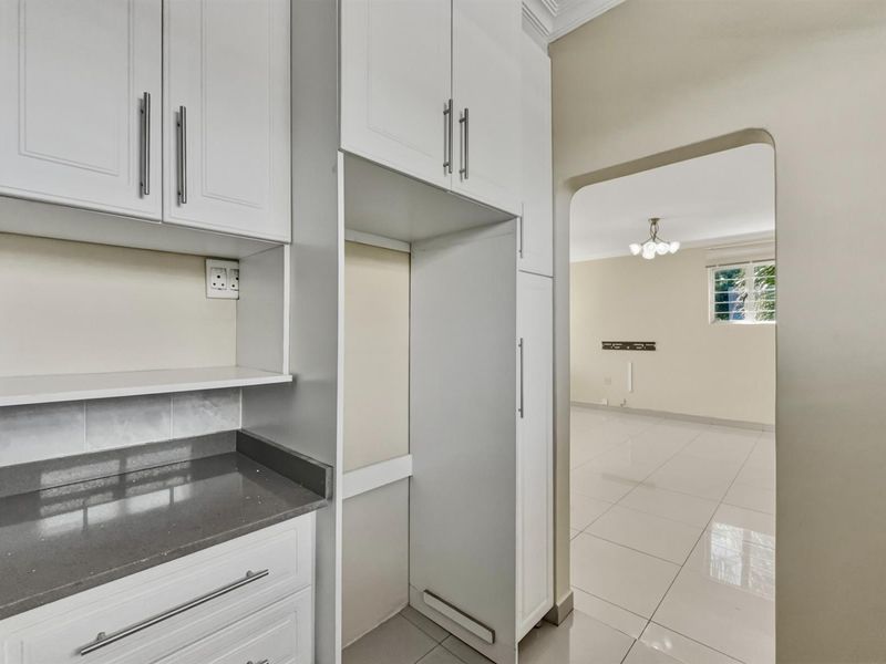 Spacious Top Floor 2 Bedroom Apartment in a Well-Managed Block - Photo 8