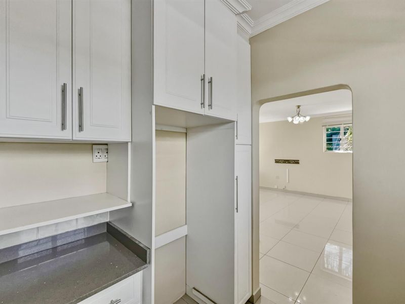 Spacious Top Floor 2 Bedroom Apartment in a Well-Managed Block - Photo 7