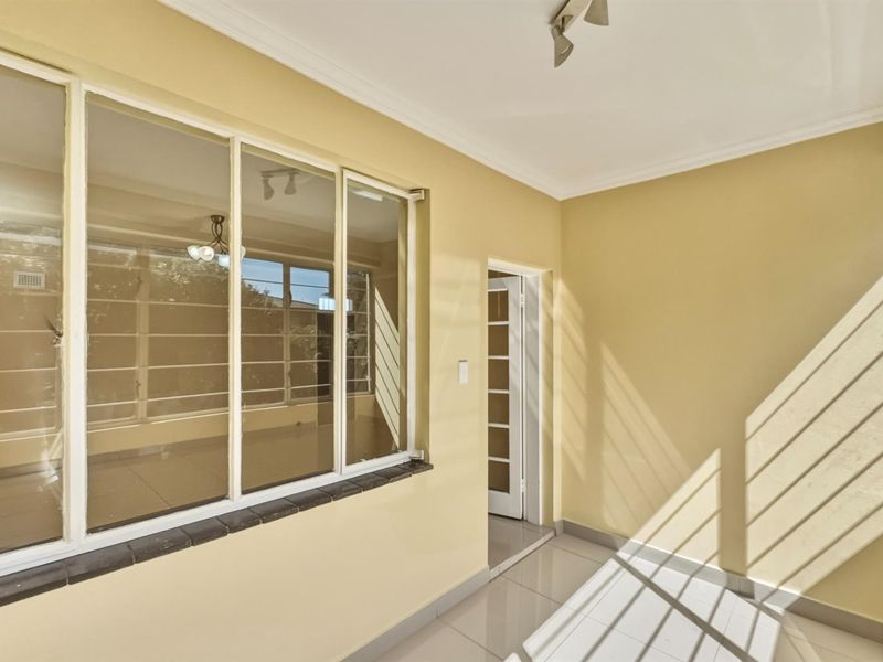 Spacious Top Floor 2 Bedroom Apartment in a Well-Managed Block - Photo 4