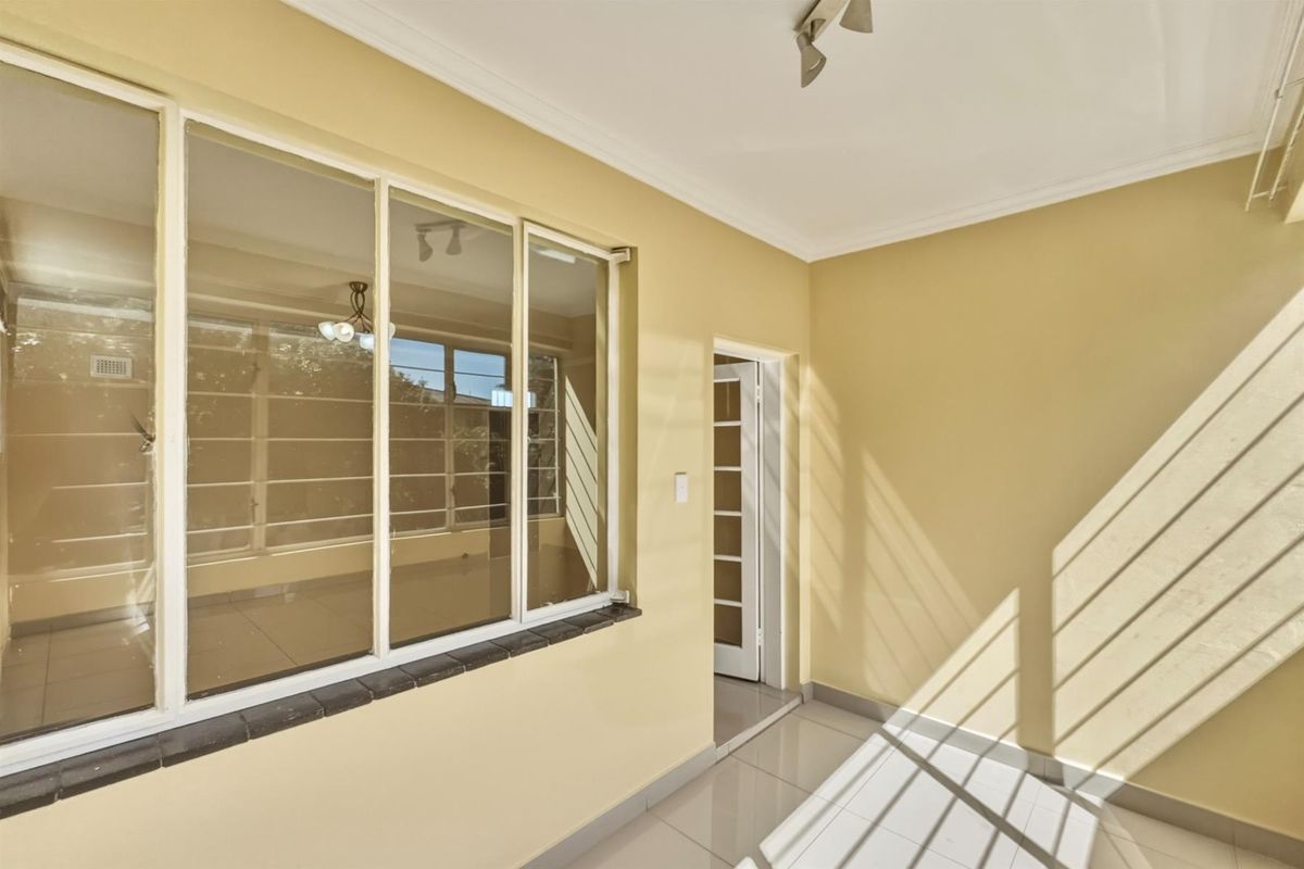 Spacious Top Floor 2 Bedroom Apartment in a Well-Managed Block - Photo 4