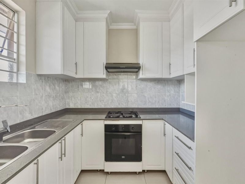 Spacious Top Floor 2 Bedroom Apartment in a Well-Managed Block - Photo 5