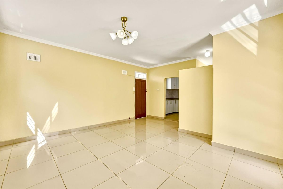 Spacious Top Floor 2 Bedroom Apartment in a Well-Managed Block - Photo 2