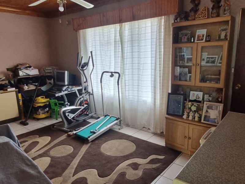 Move-In Ready Family Home with Solar, Braai Room and Double Garage in Crystal Park - Photo 9