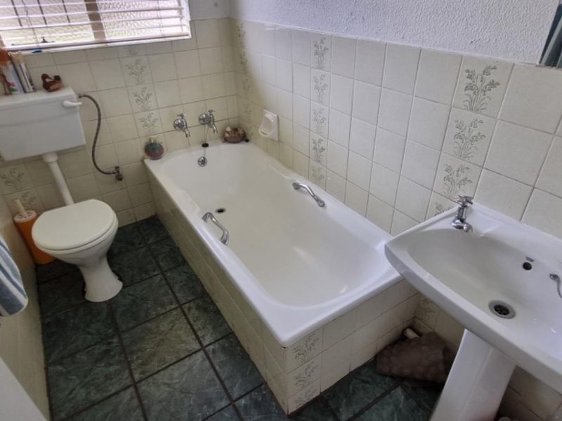 Move-In Ready Family Home with Solar, Braai Room and Double Garage in Crystal Park - Photo 8