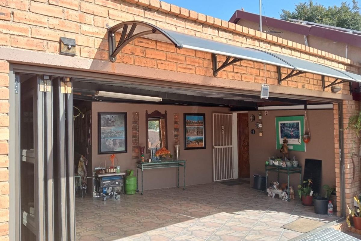 Move-In Ready Family Home with Solar, Braai Room and Double Garage in Crystal Park - Photo 3