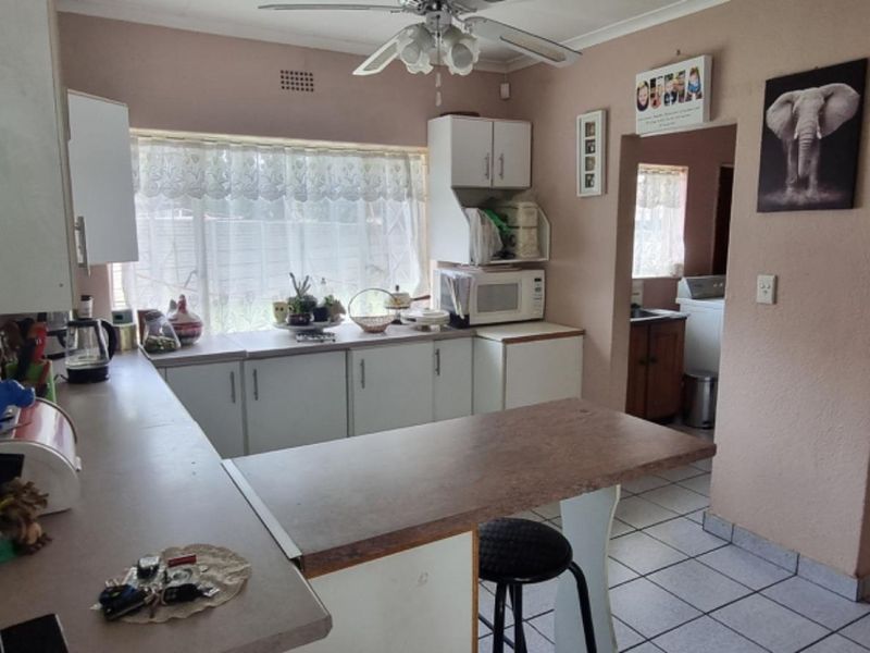 Move-In Ready Family Home with Solar, Braai Room and Double Garage in Crystal Park - Photo 5