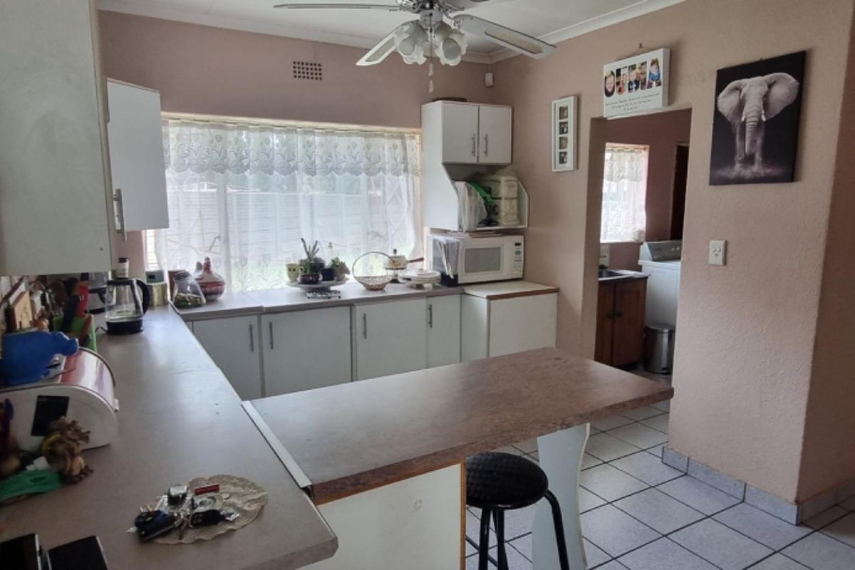 Move-In Ready Family Home with Solar, Braai Room and Double Garage in Crystal Park - Photo 5