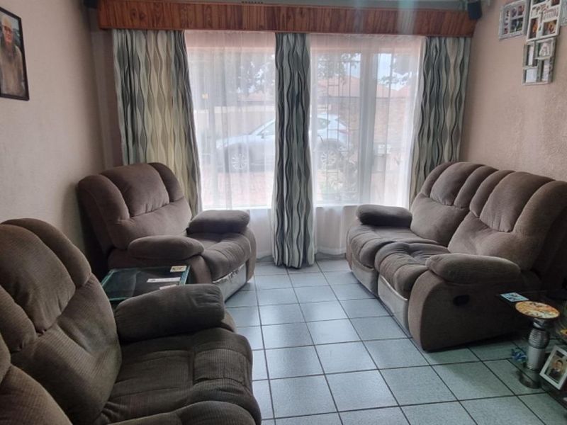 Move-In Ready Family Home with Solar, Braai Room and Double Garage in Crystal Park - Photo 4