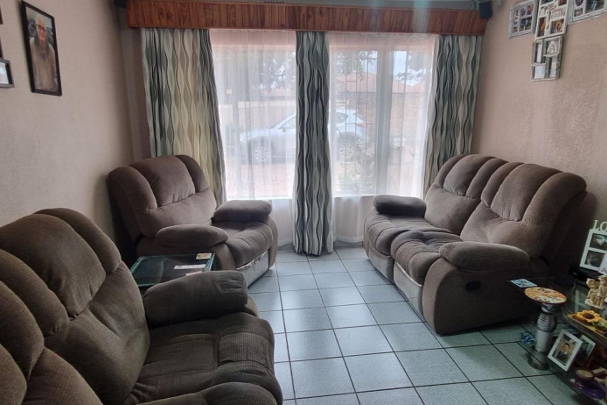 Move-In Ready Family Home with Solar, Braai Room and Double Garage in Crystal Park - Photo 4