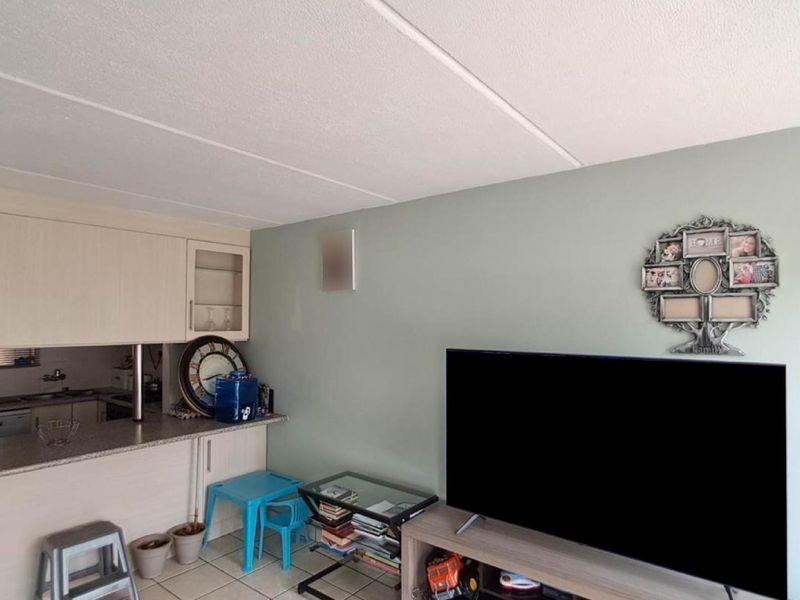 Apartment For Sale in Alan Manor, Johannesburg - Photo 4