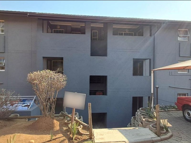 Apartment For Sale in Alan Manor, Johannesburg - Photo 1