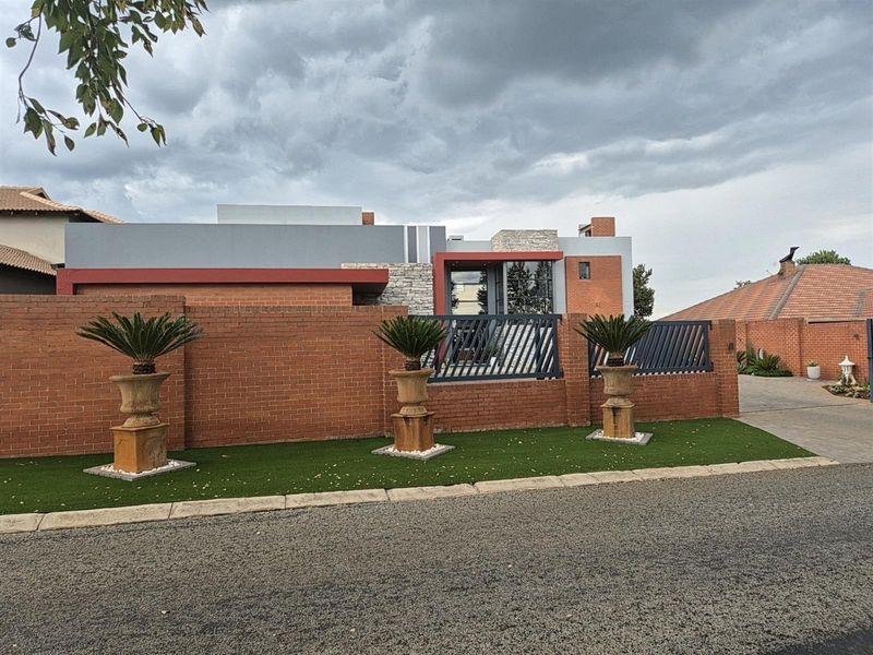 A Rare Waterfront Luxury Home Designed for Refined Living and Entertaining For Sale in Tuscany Ridge - Photo 3