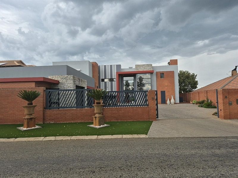 A Rare Waterfront Luxury Home Designed for Refined Living and Entertaining For Sale in Tuscany Ridge - Photo 2