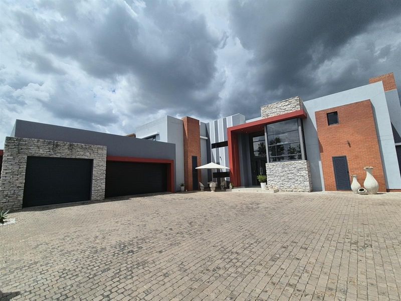 A Rare Waterfront Luxury Home Designed for Refined Living and Entertaining For Sale in Tuscany Ridge - Photo 4