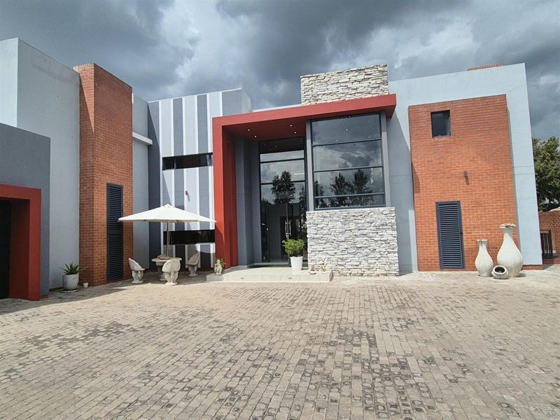 A Rare Waterfront Luxury Home Designed for Refined Living and Entertaining For Sale in Tuscany Ridge - Photo 5