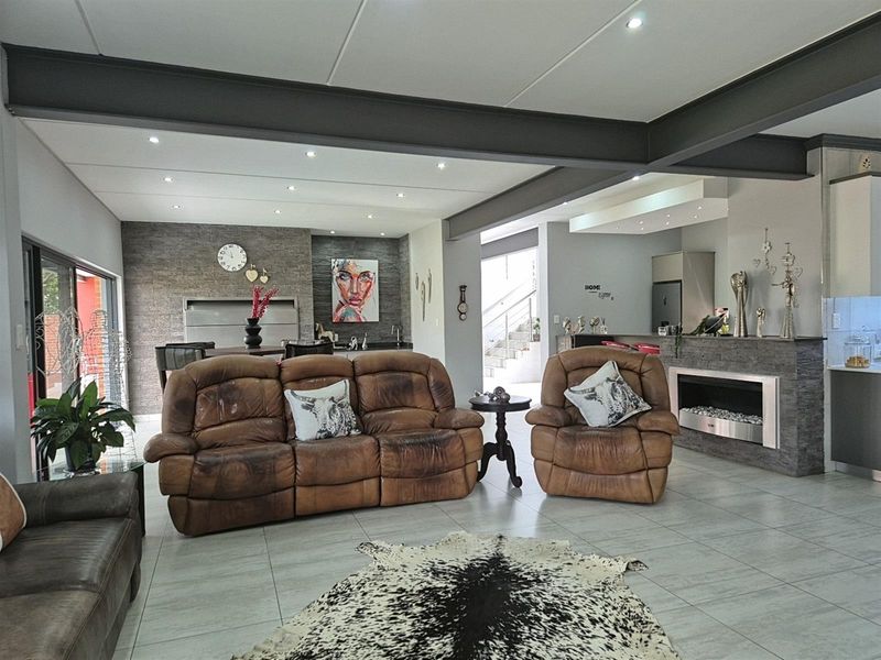 A Rare Waterfront Luxury Home Designed for Refined Living and Entertaining For Sale in Tuscany Ridge - Photo 10