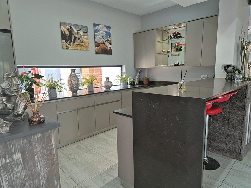 A Rare Waterfront Luxury Home Designed for Refined Living and Entertaining For Sale in Tuscany Ridge - Photo 9