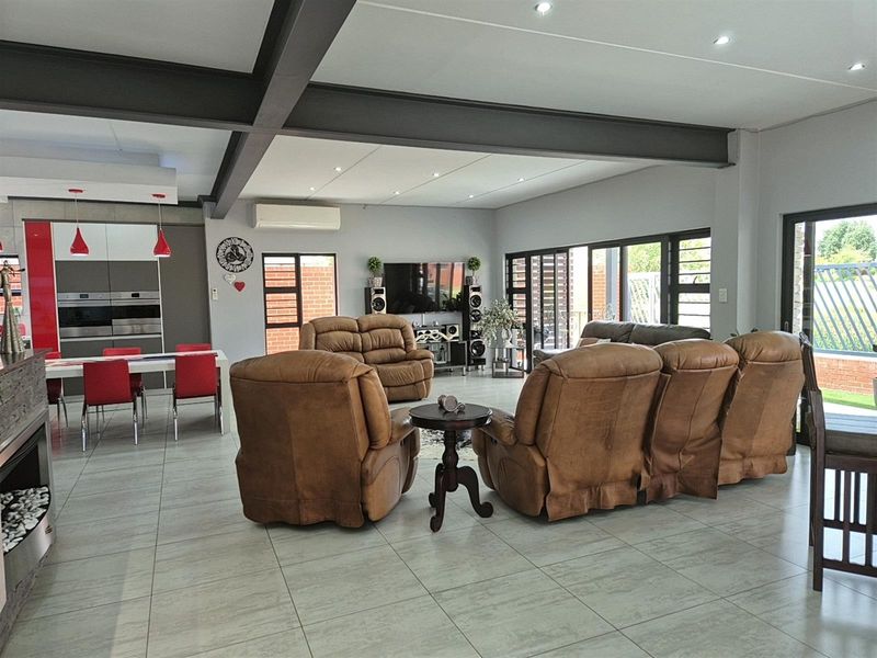 A Rare Waterfront Luxury Home Designed for Refined Living and Entertaining For Sale in Tuscany Ridge - Photo 8