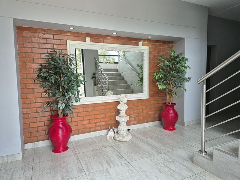 A Rare Waterfront Luxury Home Designed for Refined Living and Entertaining For Sale in Tuscany Ridge - Photo 7