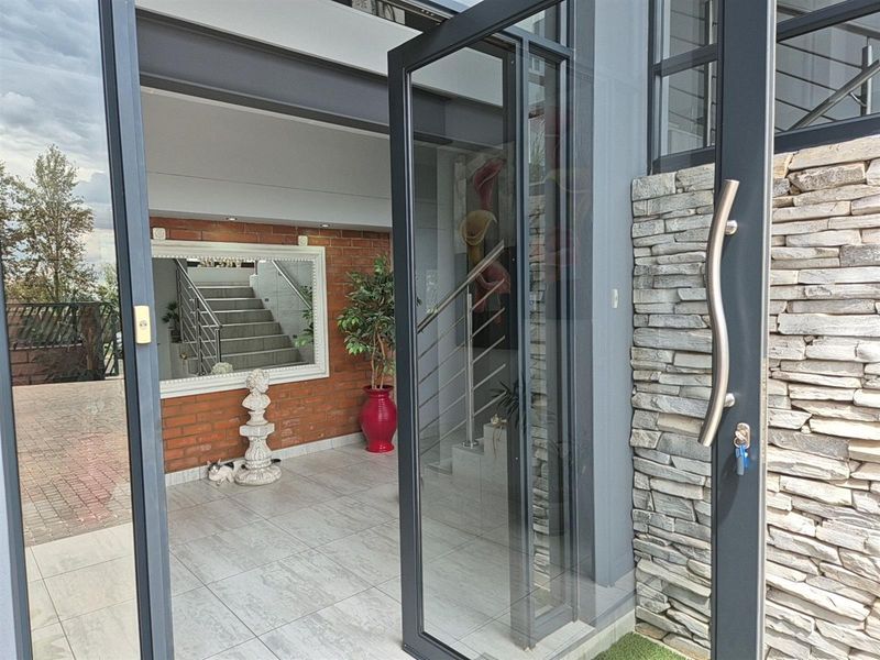 A Rare Waterfront Luxury Home Designed for Refined Living and Entertaining For Sale in Tuscany Ridge - Photo 6