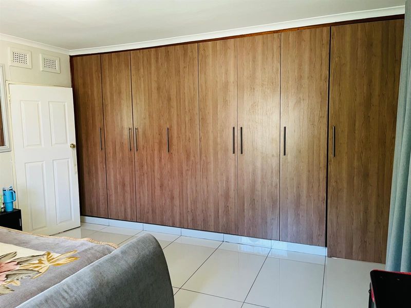 Your Perfect Family Rental in Prestigious Cowies Hill - Photo 7