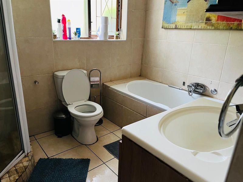 Your Perfect Family Rental in Prestigious Cowies Hill - Photo 6