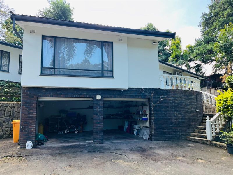 Your Perfect Family Rental in Prestigious Cowies Hill - Photo 2