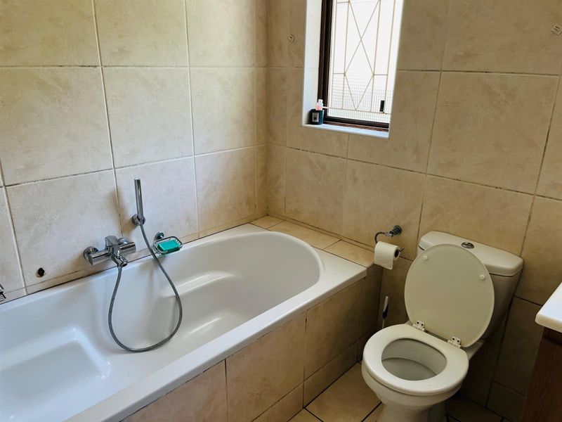 Your Perfect Family Rental in Prestigious Cowies Hill - Photo 5