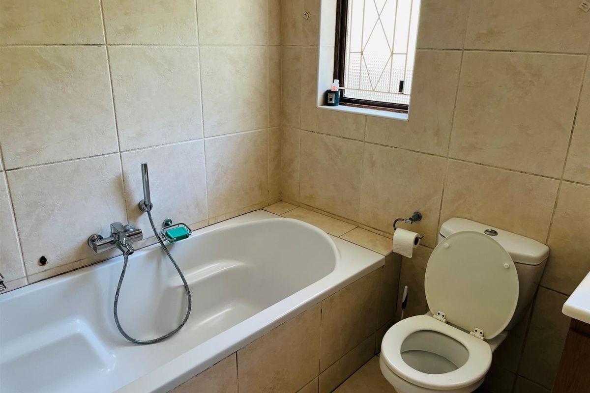 Your Perfect Family Rental in Prestigious Cowies Hill - Photo 5