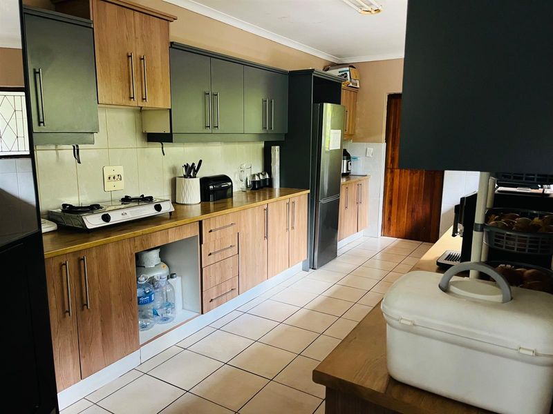 Your Perfect Family Rental in Prestigious Cowies Hill - Photo 4