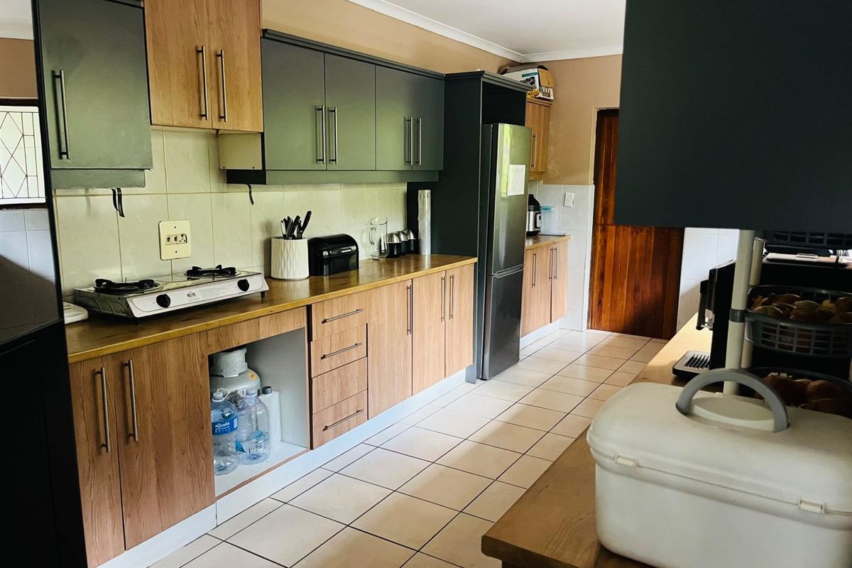 Your Perfect Family Rental in Prestigious Cowies Hill - Photo 4