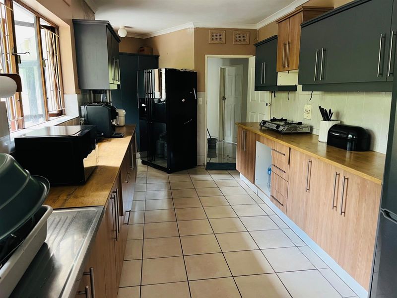 Your Perfect Family Rental in Prestigious Cowies Hill - Photo 3