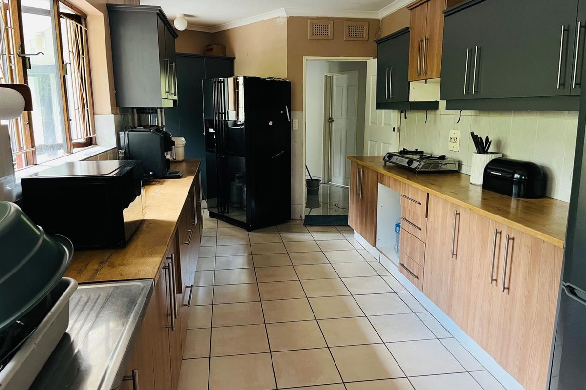 Your Perfect Family Rental in Prestigious Cowies Hill - Photo 3