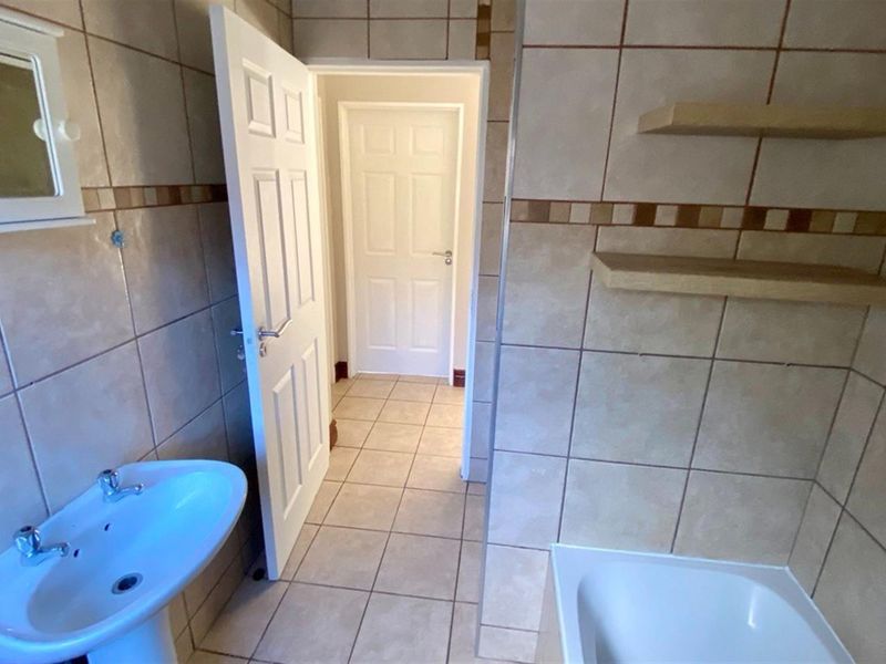 Move-in ready Modern 2 Bedroom Apartment - Photo 10