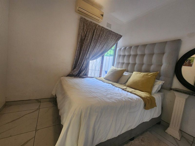 Immaculate 4 Bedroom house for Sale in Meerensee - Photo 10