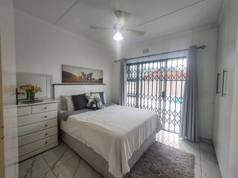 Immaculate 4 Bedroom house for Sale in Meerensee - Photo 9