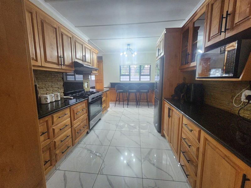 Immaculate 4 Bedroom house for Sale in Meerensee - Photo 7