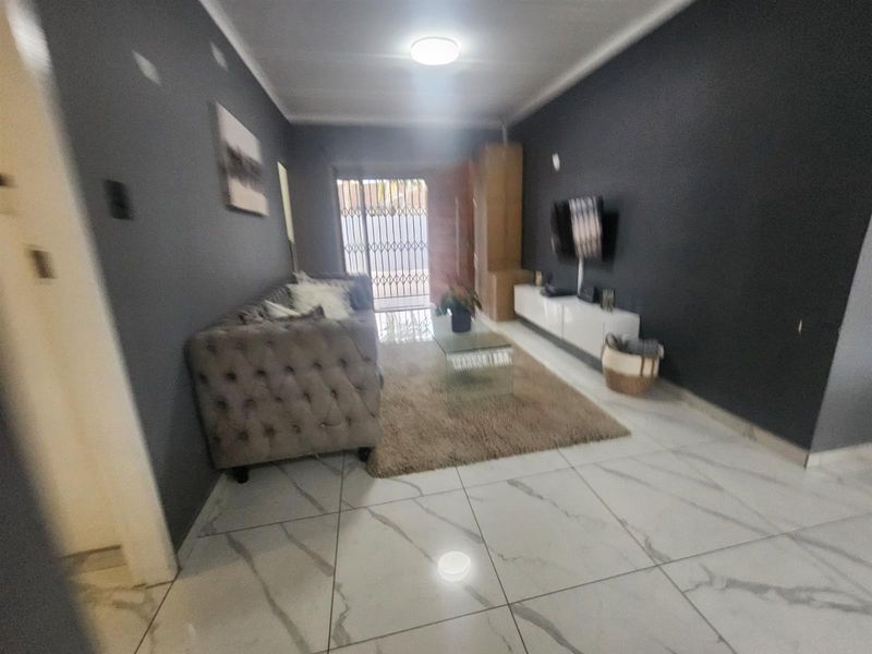 Immaculate 4 Bedroom house for Sale in Meerensee - Photo 6